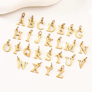 Vista detallada de colgantes de letras de acero inoxidable dorado, joyería DIY.