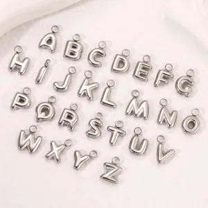 Detailopname van zilveren ballon letter hangers, roestvrij staal DIY sieraden maken.