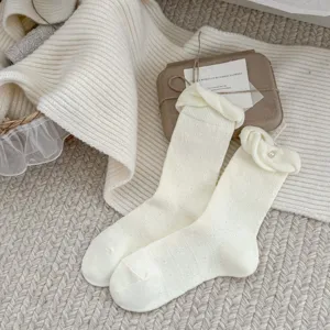 Calzini slouch in maglia crema da donna, con pizzo elegante e delicata decorazione.