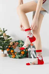 Nahaufnahme der Weihnachts-Baumwollsocken mit Weihnachtsmann- und Rentier-Mustern.