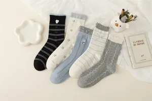 Vista detallada del juego de calcetines de estilo japonés con bonitos bordados y lazos dulces.