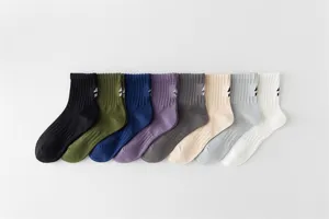 Detailansicht bestickter Mittelsocken in vielen Farben im Streetwear-Stil für Herren.