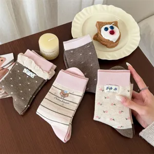 Bonitos calcetines medios japoneses para mujer con diseño de flores y oso dulces y cómodos.