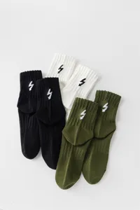 Nahaufnahme der stylischen bestickten Blitz Mittelsocken aus Baumwolle in klassischen Farben.