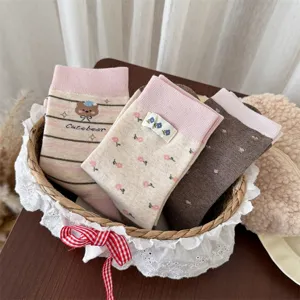 Calcetines de tubo medio rosa dulce estilo japonés con lindo diseño de oso y lazo floral