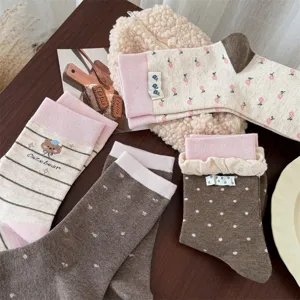 Calcetines de media pantorrilla de algodón con patrón floral y oso estilo japonés ropa diaria dulce