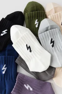 Cityboy Stil Herren Mitteltubus Baumwollsocken mit cooler bestickter Blitz Design Mehrfarben