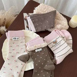 Calcetines de tubo medio para mujer estilo japonés estampado floral y oso algodón cómodo casual