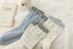 Vista detallada de calcetines de tubo medio japoneses para mujer con lazos y estrellas.
