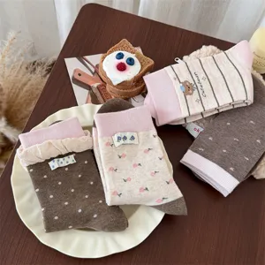 Vista detallada de calcetines de mujer estilo japonés con bonitos lunares florales y ositos.