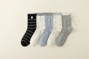 Detalle de calcetines de tubo medio para mujer bordados dulces japoneses con bonitos diseños.