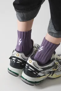 Herren Mitteltuch Baumwollsocken mit stylischer Blitz-Bestickung, Detailansicht.