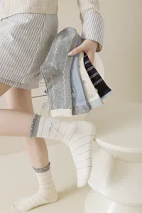 Calcetines de media caña estilo JK japonés dulce con lazo bonito y detalles bordados.