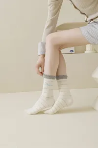 Calcetines de mujer estilo japonés con rayas azules, volante gris y bonito lazo.