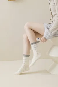 Calcetines de mujer de estilo japonés con rayas azules, volantes y bonito lazo bordado.