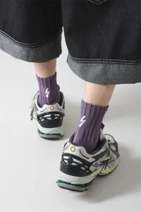 Cityboy Mittelsocken für Herren mit besticktem Blitz, College Stil Baumwollsocke Detail.