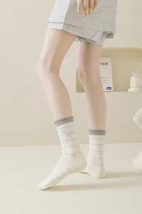 Calcetines estilo JK japonés para mujer con rayas azules y bordado de lazo.