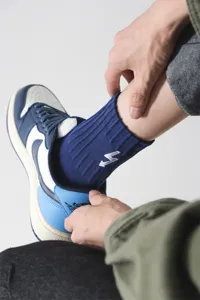 Cityboy Herren Mitteltang-Baumwollsocken mit stilvollem weißen Blitz-Bestickungsdetail.