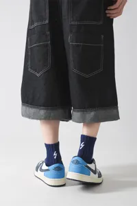 Herren Wadenlange Baumwollsocken mit stylischer Fersen Blitz Stickerei fur Streetwear.