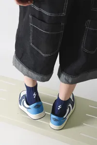 Cityboy Mittelsocken mit gesticktem Blitz, trendige amerikanische Baumwollsocken.