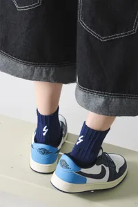 Herren dunkelblaue Wadenstrümpfe mit weißer Blitzstickerei, amerikanische Baumwollsocken.