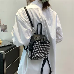 Zaino piccolo nero con strass dettaglio, elegante zainetto casual in pelle da donna.