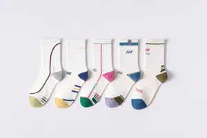 Vista detallada de calcetines de compresión deportivos para mujer con rayas de colores y texto tejido.