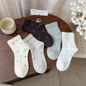 Japanischer Stil süße Blumen-Mittelsocken Baumwollsocken Nahaufnahme, gemütlicher Stil.