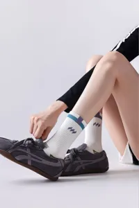 Calcetines deportivos de compresión a rayas cómodos para mujer, ideales para correr y fitness diario.