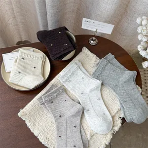 Japanischer Stil süße Blumen Baumwolle Mittelsocken ins süße gestapelte Socken für Damen