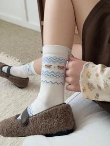 Gros plan de chaussettes brodées d'ours style fair isle, look quotidien douillet.