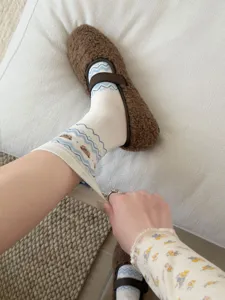 Chaussettes mi-tubes femme automne hiver confortables broderie nounours mignon style rétro tricot douillet
