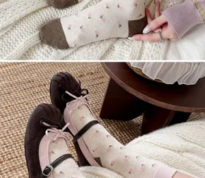 Close-up detail van schattige bloemen sokken voor dames met bruine neus gecombineerd met schoenen.