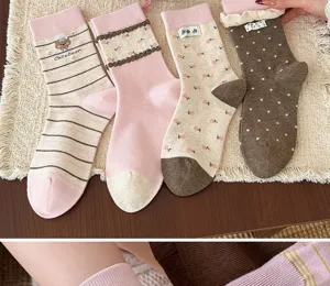 Leuke set katoenen sokken halverwege kalf voor dames met bloemenstrepen strikken stijl.