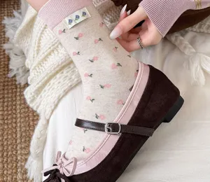 Leuke damessokken met bloemenprint, geribbelde boord en heel charmante details.
