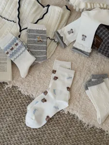 Automne hiver femmes chaussettes mi-mollet vintage mignon ours broderie chaussettes tricotées