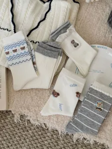 Vue détaillée de chaussettes pour femmes brodées d'ours mignons et motif fair isle.
