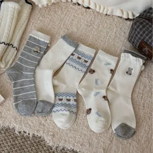 Chaussettes Mi-Mollet Décontractées en Mélange de Coton pour Femmes Mignonnes Broderie d'Ours Motif Fair Isle Rétro