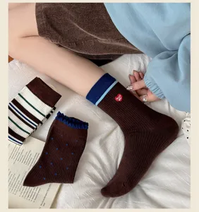 Chaussettes mi-hautes coréennes pour femmes avec broderie cœur et design color-block douillet.