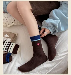 Chaussettes mi-hautes côtelées marron dotées d'un cœur brodé et de revers de couleur contrastée.