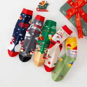 Detailansicht von Weihnachtssocken mit bunten Mustern, Rentier- und Weihnachtsmann-Motiven.