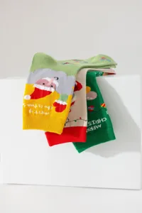 Nahaufnahme Detail bunter Weihnachtsstrümpfe mit Weihnachtsmann und festlichen Strickmustern.