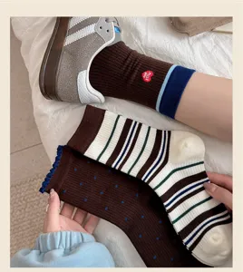 Vue detaillee de chaussettes mi-hautes pour femmes style coreen avec coeur brode.