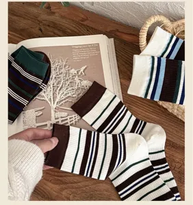 Vue détaillée de chaussettes rayées douillettes aux couleurs contrastées et texture douce.