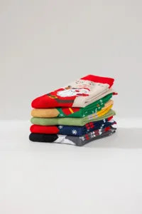 Detaillierte Ansicht stapelbarer Weihnachts-Mittelsocken mit bunten Festtagsmustern.