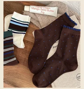 Vue détaillée de jolies chaussettes mi-mollet à pois et rayures pour l'automne.