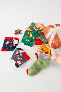 Weihnachts-Mittelsocken für Damen, süße Elch- und Weihnachtsmann-Baumwollsocken im Set.