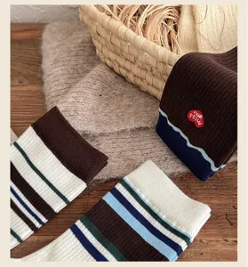 Chaussettes femme automne style coréen avec broderie amour mignonne et détails rayés colorés.
