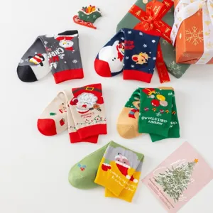 Weihnachts Mittelsocken Baumwolle für Damen mit festlichen Rentier Schneemann Motiven Farbdruck.