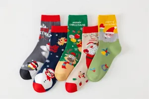 Detailansicht süßer Weihnachtssocken mit festlichen Motiven und weichem Strickgewebe.